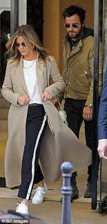 The daughter of actors john aniston and nancy dow. Jennifer Aniston Is Casual In Paris In A Camel Coat Daily Mail Online