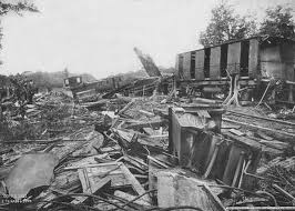 Sechs weitere seien verletzt worden, als der personenzug am dienstagmorgen an einem bahnübergang mit einer fahrbaren hebebühne kollidierte und entgleiste, teilten die niederländischen behörden mit. File Zugungluck Bei Landwasser Retouched Jpg Wikipedia