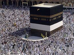 ويقع مقام النبي إبراهيم أمام باب الكعبة، على بعد 10 إلى 11 متراً من ناحية شرق الكعبة، في الجزء المتجه إلى الصفا والمروة، حسبما ذكرته رئاسة شؤون الحرمين. Ø­Ø¬Ø± Ø¥Ø³Ù…Ø§Ø¹ÙŠÙ„ ÙˆÙŠÙƒÙŠØ¨ÙŠØ¯ÙŠØ§