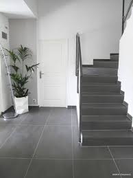 Carrelage Grand Format Salon Moderne Par Inside Creation Moderne Escalier Carrelage Decoration Maison Moderne Habillage Escalier