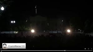 Sabemos que la tentación seduce apagón general en mí no te vayas sos lo único que tengo me das electricidad apagón general en mí. Las Imagenes Del Apagon En La Casa Blanca En El Sexto Dia De Protestas Por La