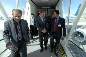 10,000 people now inside kabul airport waiting to be evacuated. Datei Karl Eikenberry At Kabul International Airport 2 Jpg Wikipedia