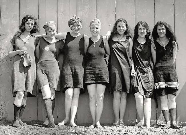 18 Vintage Photos That Show the Evolution of Swimwear