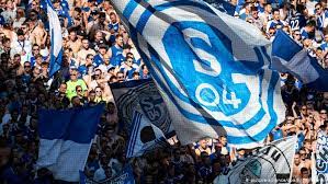 Kreativer fangesang der fc schalke 04 fans über opapritschikowski, ein fan seit 1904. Bundesliga Love Is In The Air At Schalke Sports German Football And Major International Sports News Dw 26 09 2019