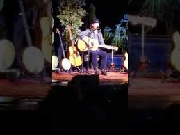 Mama put my guns in the ground i can't shoot them anymore that cold black cloud is comin' down feels like i'm knockin' on heaven's door. Knockin On Heaven S Door Paroles Roger Mcguinn Greatsong