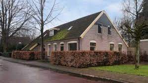 Dit huisje staat vrijwel recht tegenover de stamkroeg van de eens zo vermaarde bluesgroep cuby and the blizzards, waar hij toentertijd manager van was. Neem Een Kijkje In De Villa Van Vi Analist Johan Derksen Man Man