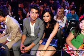 Demi lovato je americká herečka a speváčka, ktorá si píše texty piesní sama. Joe Jonas Your Favourite Disney Stars News Here