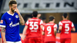 Rabbi matondo and daniel caligiuri were labelled as the right and left midfielders, however, in reality, they tucked inside considerably almost playing as additional centre midfielders. Heimpleite Gegen Dusseldorf Schalke Null Vier