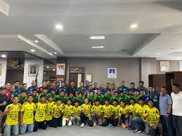 Bupati Sidrap Lepas Tim Sepak Bola Pra Porprov ke Sinjai: “Mental Juara  Harus Jadi Modal Utama” | kabarkita.co.id