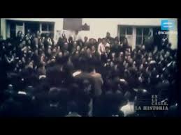 La noche de los bastones largos fue el desalojo por parte de la dirección general de orden urbano de la policía federal argentina, el 29 de julio de 1966, de cinco facultades de la universidad de buenos aires (uba), en argentina, ocupadas por estudiantes, profesores y graduados. La Noche De Los Bastones Largos Canal Encuentro Youtube