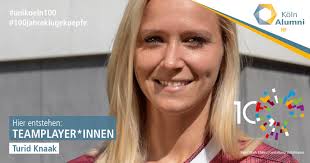Ein Leben zwischen heiligem Grün und heimischem Schreibtisch?! KölnAlumna  Turid Knaak (*1991) gelingt es, diese beiden Welten zu vereinen! ⚽️ 🥅💻📖  Im April 2018 wurde Turid Knaak in den Kader der Deutschen