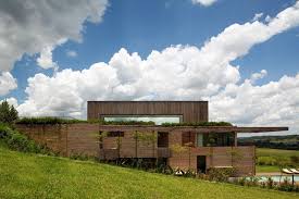 Les Maisons D Arthur De Studio Concoivent Une Maison De Campagne Pour Une Jeune Famille Au Bresil By Studio Arthur Casasarchiexpo Maisons Campagnardes Maison Terrasse Teck