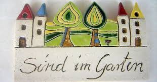 Gartenschild Sind Im Garten Keramikschild 2019 2 Turschild Etsy Keramik Gartenschilder Schilder