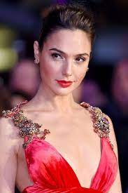 It S Official The Updo Is The Sexiest Hairstyle For Summer Gal Gadot Wonder Woman Gal Gadot Gal Gardot