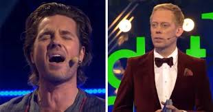 Peter jöback 1 episode, 2008 örjan landström. En Ung Peter Joback Omges Av Maktig Kor Nar Han Oppnar Munnen Inser Alla Att En Klassiker Ar Fodd