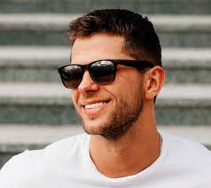 Alcune acconciature maschili classiche non passeranno mai di moda. Taglio Capelli Uomo Come Scegliere La Tendenza Dell Estate 2018 Lametta O Rasoio