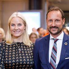 Haakon is the heir apparent to the throne, which means that should. Prinzessin Mette Marit Spricht Uber Ihr Liebesleben Mit Prinz Haakon Brigitte De