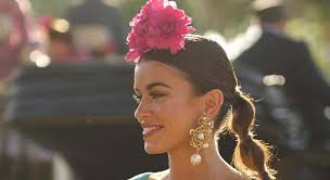 Los peinados más bonitos y sencillos para combinar con el traje de flamenca  en la feria de abril