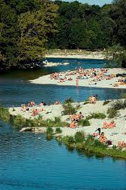 Menschen sonnen sich nackt am Ufer der … – Bild kaufen – 70018230 ❘  lookphotos