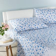 Il materiale giusto passiamo circa un terzo della nostra vita dormendo, e questo vuol dire anche che passiamo circa un terzo della nostra vita a contatto con la biancheria da letto. Acquista Online Lenzuola Percalle Caleffi Matrimoniali Florence Azzurre
