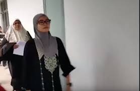 Fake dentist continued illegal dental practice even after being raided, earned up to rm6k a day malaysia: Video Doktor Gigi Pasang Pendakap Tak Bertauliah Berang Tumbuk Dinding Lepas Didenda Rm70 000 Kisah Dunia