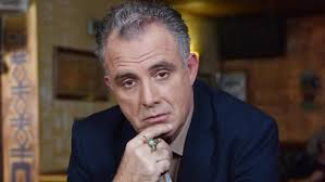 Ο πασχάλης τσαρούχας είναι πρόεδρος του πειθαρχικού συμβουλίου του σωματείου ελλήνων ηθοποιών και καλείται να καταθέσει την προσεχή τετάρτη. Pasxalhs Tsaroyxas Zappit