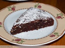 Die hälfte der schokolade raspeln, eier trennen, eiweiß… Kuchen Schokoladen Mandel Kuchen