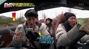 The show airs on sbs as part of their good sunday lineup. Running Man Lee Kwang Soo Died Of Laughter After Seeing Song Ji Hyo Lock Screen Wallpaper Kpophit Kpop Hit