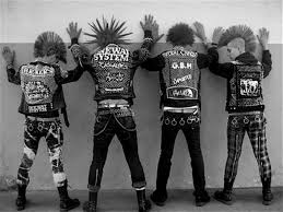 L'abbigliamenti anni 80 torna senza mezze misure e lo sanno bene le influencers dello street style che hanno riscoperto spalline imbottite. Punk Abbigliamento Anni 70 Movimento Curiosando Passato
