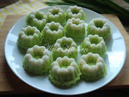 Apabila adonan putri ayu sudah jadi, segera masukkan ke dalam plastik segitiga dan potong di bagian ujungnya. Kuih Puteri Ayu Azie Kitchen