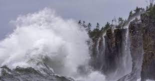 Monster Size Waves Slam The North Shore As A Spring Storm Whipped Up Lake Superior Imgur Tettegouche State Park Lake Superior Waves