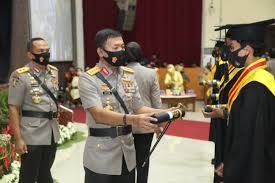 Dalam mobil tersebut, terdapat rompi bertuliskan polisi yang diletakkan di. 293 Taruna Akpol Resmi Jadi Perwira Muda Polisi Milenial
