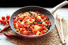 Appena inizia a farsi una crosticina colorata intorno ai bocconcini, sfumate con il vino bianco. Bocconcini Di Pollo Con Peperoni E Olive Dolci Note In Cucina Da Simo