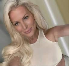 📺 The blue light glow from the Television at night hits different. 🌙 🌃  #AndreaKatSTL 🖊