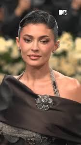 Liz Falcon's Instagram, Twitter & Facebook