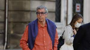 Patrick et isabelle balkany seront prochainement placés sous bracelet électronique, selon une information de bfm tv dont europe 1 a pu avoir confirmation. Libere Pour Des Raisons De Sante Patrick Balkany Filme En Train De Danser Dans La Rue