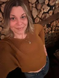 Introduction of a stand-up comedienne and author