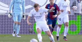 Roberto carlos da silva rocha (born 10 april 1973), commonly known as roberto carlos, is a brazilian former professional footballer who now works as a football ambassador. Toni Kroos Kommentiert Traumpass Auf Vinicius Probiert Man Halt Mal Real Total