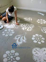 Create trompe l'oeil painted rugs, cover the entire flooring with a wild floral design, or add fun surprise details to personalize a space. Diy Painted Designs On Floor Remodelando La Casa