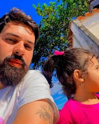 Hoje você completa duas primaveras, minha filha. Me encho de orgulho vendo  de perto você crescer. Há dois anos vivi o melhor dia da minha vida. Quando  você chegou e eu peguei