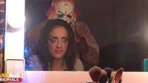 Teen hatte keine Angst vor dem gruseligen Clown hinter ihrem Rücken, weil  sie einen Fetisch für sie hat