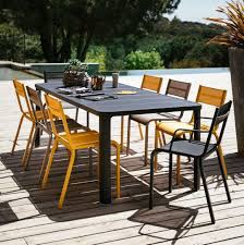 opvallende kleuren bij de fermob oleron collectie miel muscade en carbone buitenstoel tuinsets prachtige tuinen