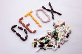 When someone is detoxing from prescription painkillers, they can start to experience withdrawal symptoms within 8 to 12 hours after their last dose, with the symptoms peaking at 12 to 48 hours. Drug Detox Ultimate Guide What It Is And What You Should Expect Trafalgar