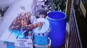 Gus nur dianggap telah menyebarkan informasi untuk menimbulkan rasa kebencian atau permusuhan yang. Terekam Cctv Viral Penjual Siomay Diduga Ludahi Jualannya Agar Laris