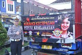 Tulisan di truk kutunggu jandamu. Lain Dari Biasanya Bak Truk Di Wonosobo Ini Malah Pamer Wajah Polwan Cantik