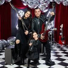 🎸🌟 ¡Feliz Navidad, rockstars! 🎄🤘 Desde nuestra familia hasta la tuya,  les deseamos una temporada llena de risas, música y mucho estilo. Que esta  Navidad sea tan vibrante y única como un