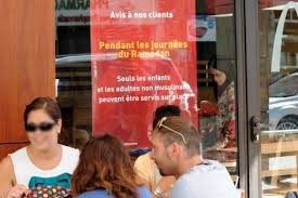 وكالين رمضان وجبات غداء سرية وتدخين وراء الأبواب الموصدة