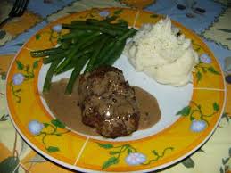 Tomates Cerises Et Basilic Paves De Boeuf Hache Sauce Au Poivre In 2020 Food Beef Meat