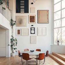 The Large Art Work All Over The Back Wall In This Space Makes The Table And The Chairs Seem Very Small In Proportion Interior House Interior Home