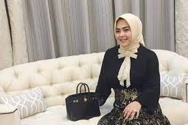 Aisyahrani, adik sekaligus manajer syahrini, mengisyaratkan pedangdut lia ladysta yang sebelumnya dilaporkan atas dugaan pencemaran nama baik juga akan segera disidangkan. Inilah 10 Gaya Adik Syahrini Yang Gak Kalah Cetar
